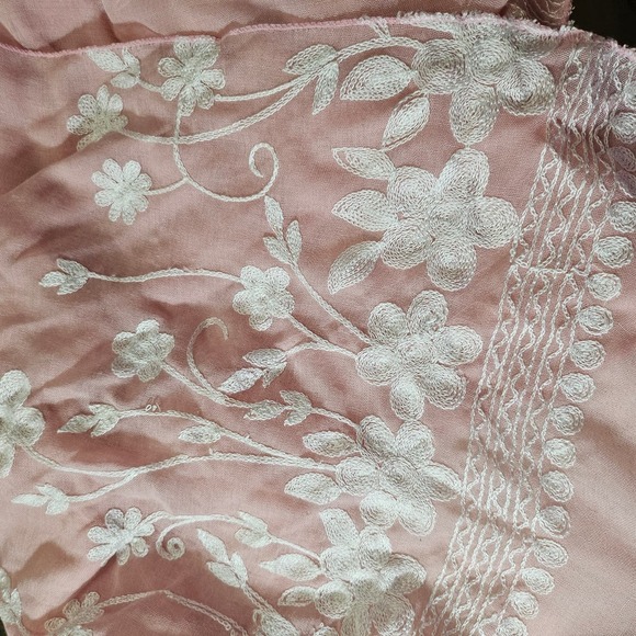pale pink cape with floral lace trim one size - Picture 5 of 6